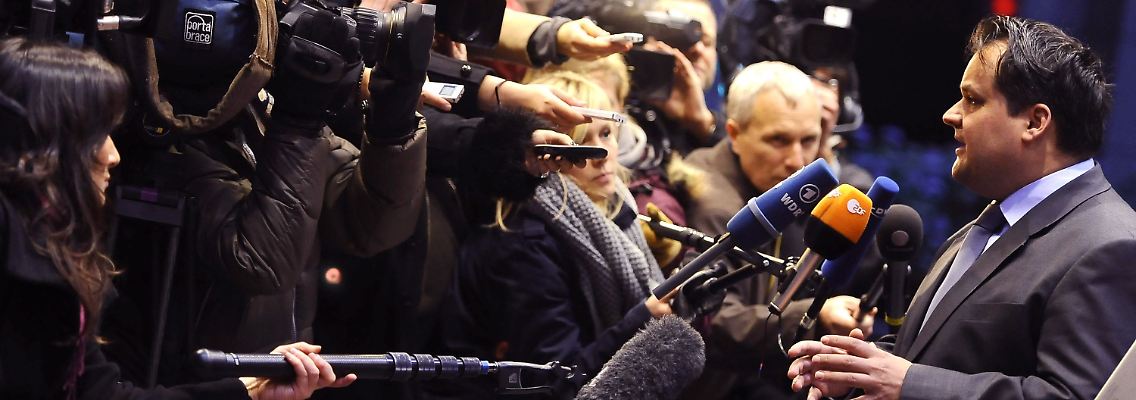 Der niederländische Finanzminister de Jager erklärt der versammelten Presse das Ergebnis der nächtlichen Sitzung.