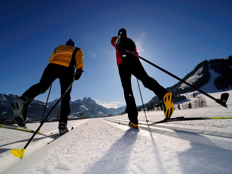 Auf Langlaufskiern lässt sich das weite Hochtal von Tannheim sportlich durchqueren.