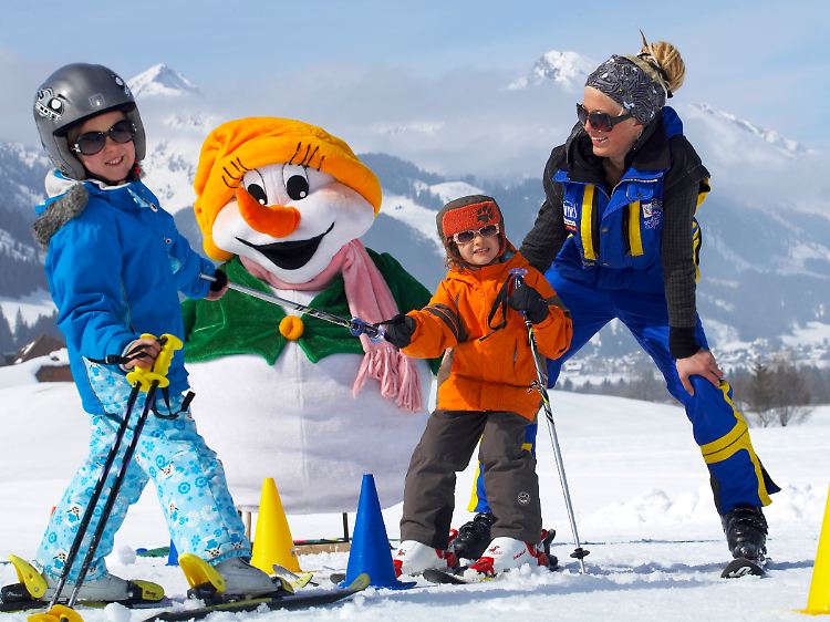 Die vielen blauen Pisten im Tannheimer Tal eignen sich gut dafür, das Skifahren zu lernen. Für Familien wurde eigens ein "Kinderland" angelegt.