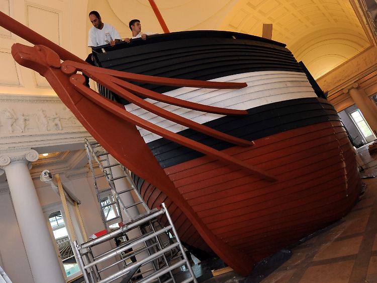 Der Nachbau des Forschungsschiffes "HMS Beagle" von Charles Darwin wird in der klassizistischen Säulenhalle des Stuttgarter Naturkundemuseums errichtet.