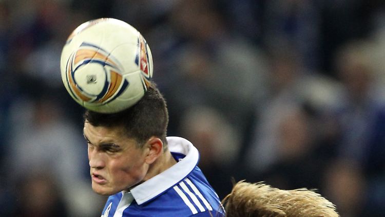 Das schlägt aufs Hirn: Schalkes Kyriakos Papadopoulos (l) und Larnakas Gregor van Dijk (r) während der Europa League in Gelsenkirchen. 