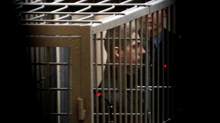 Der Angeklagte Wladislaw K. wartet in einem Käfig auf das Urteil.