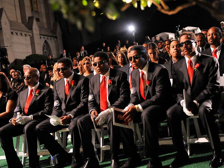 ...und seine Geschwister Janet, Randy, Jackie, Tito, Jermaine und Marlon Jackson bei der Trauerfeier.