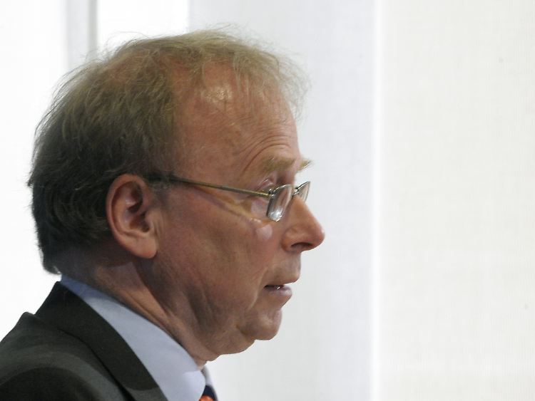 Gerd Langguth ist Honorarprofessor für Politische Wissenschaften an der Uni Bonn. Sein jüngstes Buch trägt den Titel: "Kohl - Schröder - Merkel. Machtmenschen".