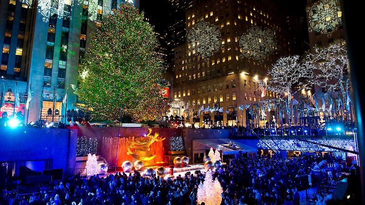 Zum 79. Mal bereits wurde der Weihnachtsbaum am Rockefeller Center in einer feierlichen Zeremonie "angeknipst".