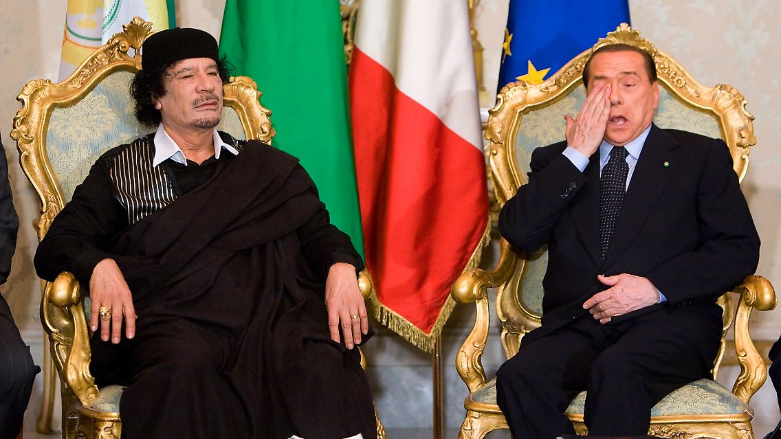 Silvio Berlusconi will Muamar al-Gaddafi angeblich seinen Fußballklub aufschwatzen.