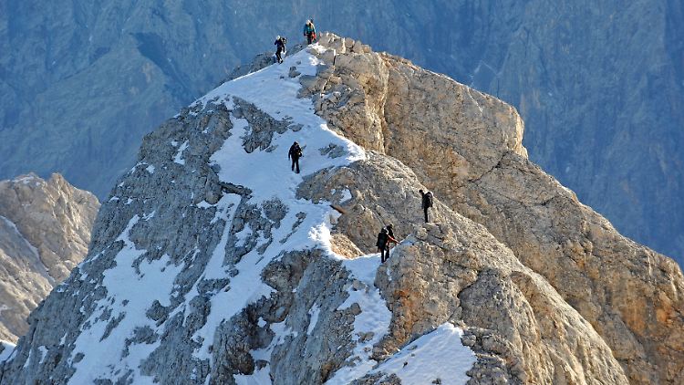 Bergsteiger bei sonnigem und mildem Wetter auf dem Jubilaeumsgrat zwischen der 2962 Meter hohen Zugspitze und der Alpspitze. Im Hochgebirge liegt zur Zeit nur sehr wenig Schnee. (Bild vom 28. November 2011)
