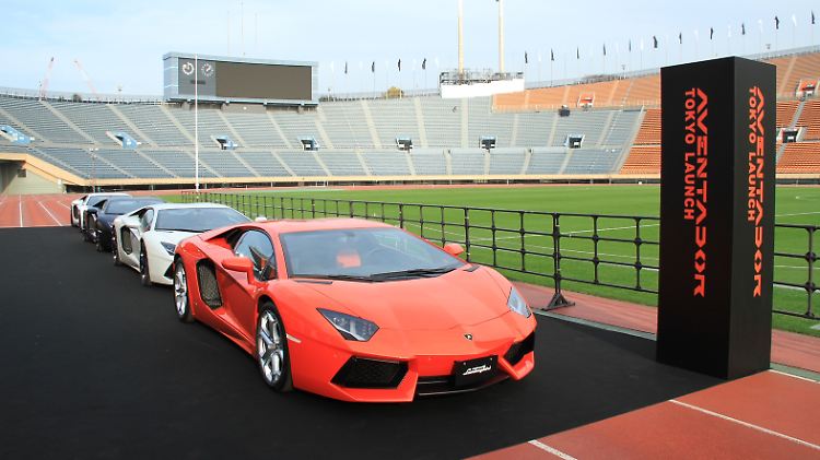 Lamborghini präsentiert den Aventador LP 700-4 im Nationalstadion in Tokio.
