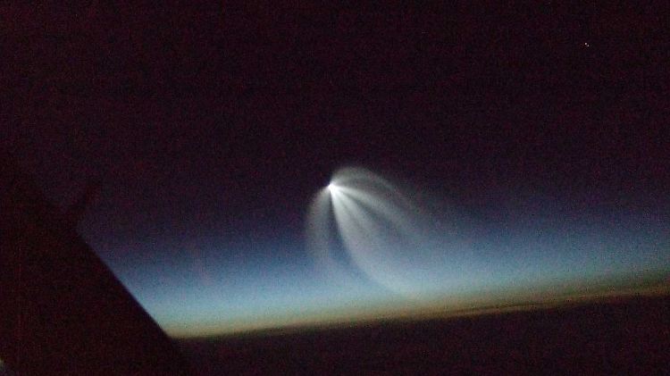 Das Foto zeigt eine "glühende Himmelsspinne", die ein Lufthansa-Pilot am 20.11.2009 über dem Nordatlantik bei Grönland morgens beobachtete und fotografierte.