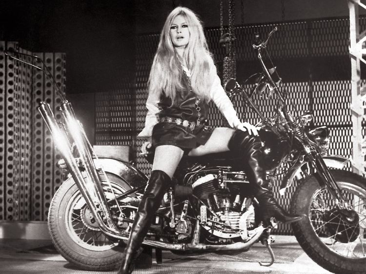 Brigitte Bardot in jungen Jahren oder: ein heißer Feger auf einem heißen Bike.