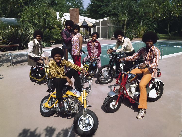 Die Jackson Five mal nicht auf der Bühne, sondern auf zwei Rädern.