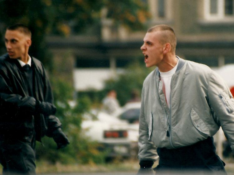 Neonazis um Uwe Böhnhardt (M.) und den spaeteren stellvertretenden NPD-Landesvorsitzenden Ralf Wohlleben (l.), aufgenommen im Herbst 1996.