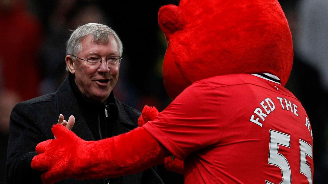 Das war vor der Niederlage: Manchesters Maskottchen begrüßt Alex Ferguson, links.