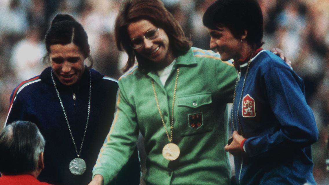 Heide Ecker-Rosendahl (M), Goldmedaillengewinnerin im Weitsprung, nimmt am 2. September 1972 in München die Glückwünsche von Lord Exeter entgegen. Daneben die Diana Jorgowa (links, Silber), und Eva Suranova.