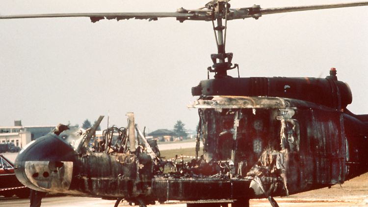 Ein ausgebrannter Hubschrauber des Bundesgrenzschutzes, in dem bei einem Befreiungsversuch mehrere Geiseln der Terrororganisation "Schwarzer September" ums Leben kamen.