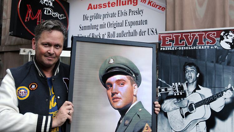 Der Sammler Andreas Schröer in Düsseldorf vor dem Elvis Presley Museum mit einem Bild des King of Rock'n'Roll.