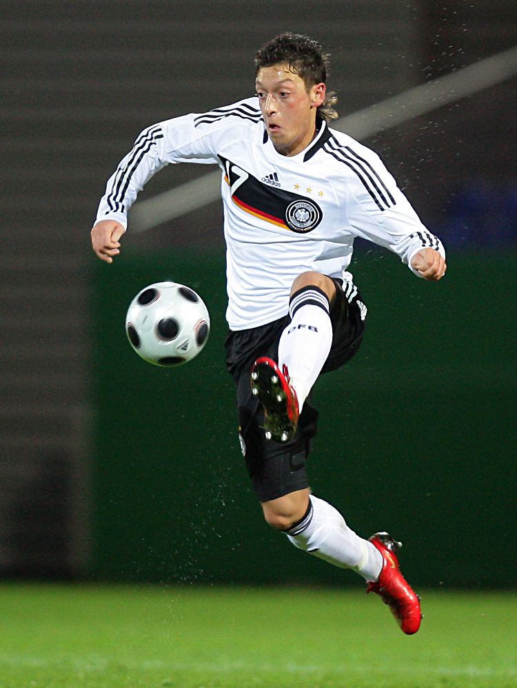 Mesut Özil hat sich in der U21 und in Bremen für eine tragende Rolle in der DFB-Elf empfohlen.