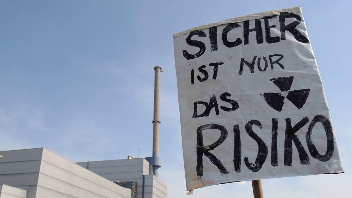 Das Transparent eines Atomkraftgegners während einer Demonstration vor dem Atomkraftwerk Krümmel bei Geesthacht im April 2009.