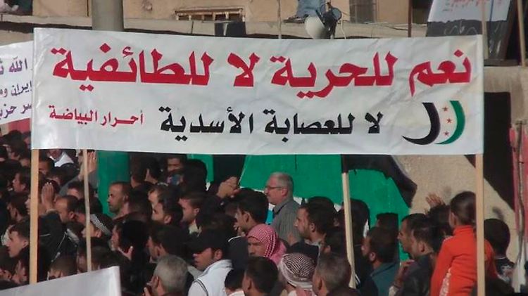 Das Bild soll eine Demonstration gegen Assad in der Nähe von Homs zeigen. Auf dem Banner steht: "Ja zur Freiheit, Nein zum Sektierertum, Nein zu Assads Gang".