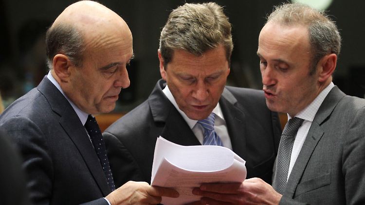 Die EU - hier die Außenminister Juppé (l.) und Westerwelle (M.) - plant scharfe Sanktionen gegen den Iran.