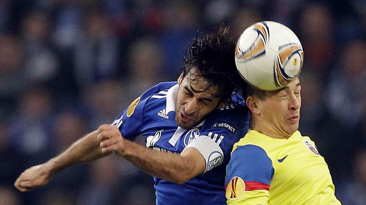 Raúl im Zweikampf mit Steauas Andrei Prepelita.
