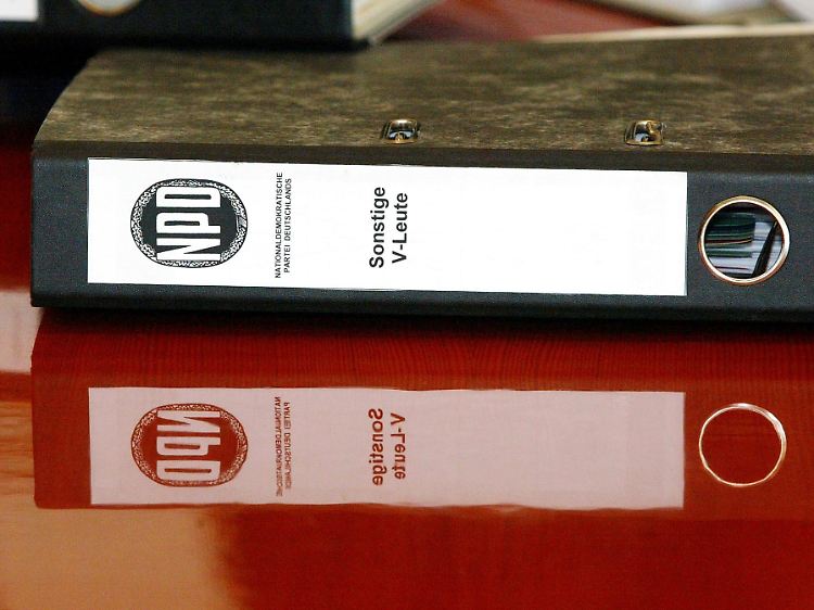 Das erste Verbotsverfahren scheiterte 2003 wegen der hohen Anzahl an V-Leuten innerhalb der Partei. Das soll jetzt kein Grund mehr sein.