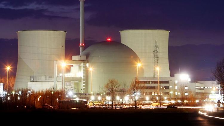 Das Atomkraftwerk Biblis strahlt in der Nacht.
