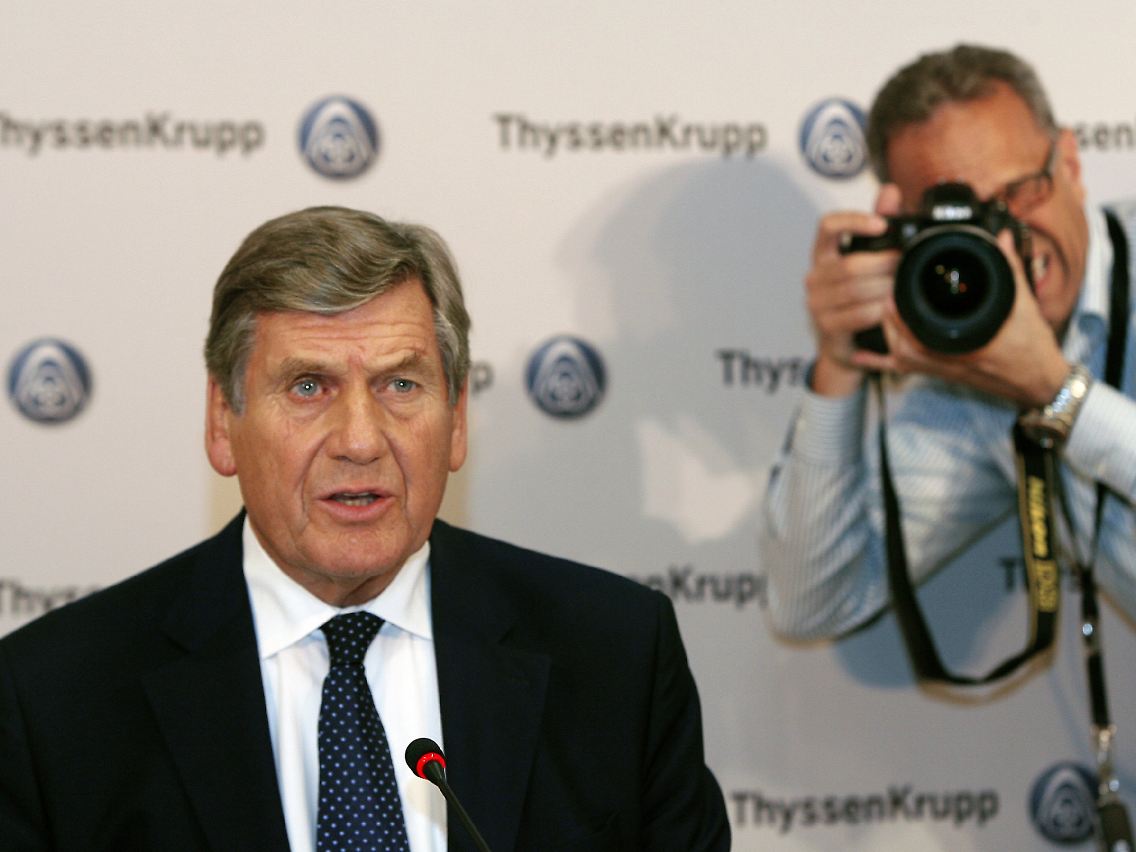 Ekkehard Schulz bei der Pressekonferenz: Der Konzernumbau startet bereits am 1. Oktober 2009.