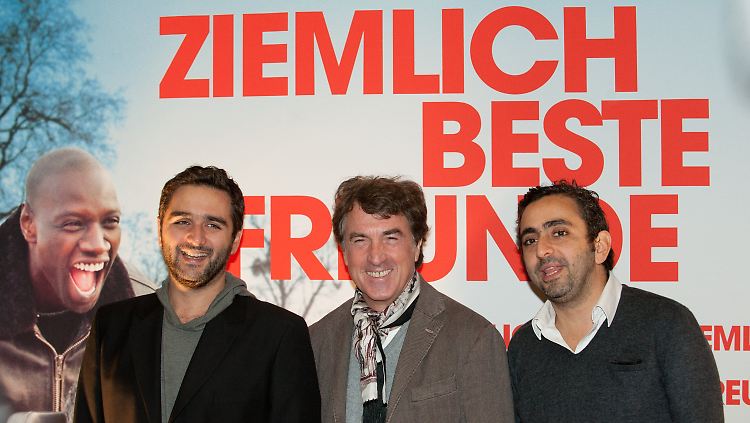 Der Schauspieler François  Cluzet (M) mit den Regisseuren Olivier Nakache (r) und Eric Toledano beim Beginn der 11. Französischen Filmwoche im Kino International in Berlin - "Ziemlich beste Freunde" war der Eröffnungsfilm.