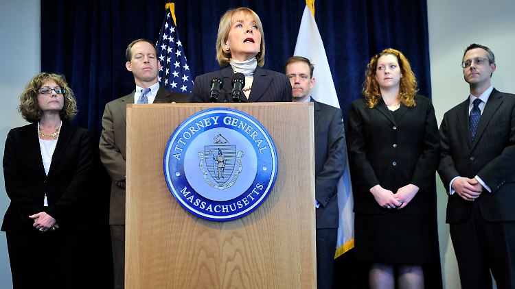Demonstrativ vorgeprescht: Martha Coakley (M.).