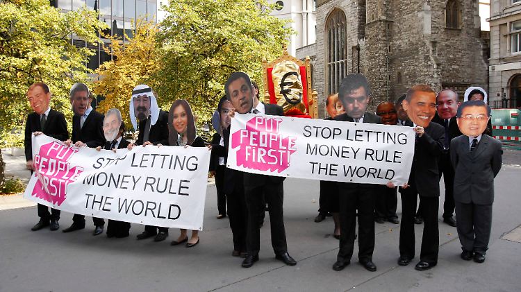 Demonstranten in London mit den Masken der Staatschefs der G20-Staaten.