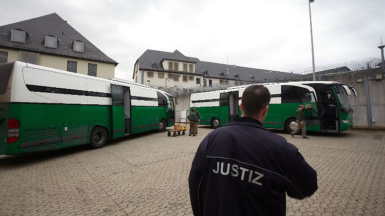 Abfahrt mit dem Gefängnisbus: Der Bombenfund erfordert logistische Meisterleistungen.
