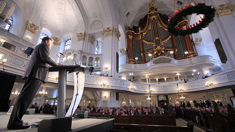 Festlich geschmückt: Der Chef der Deutschen Bank in der Hamburger St. Michaelis-Kirche.