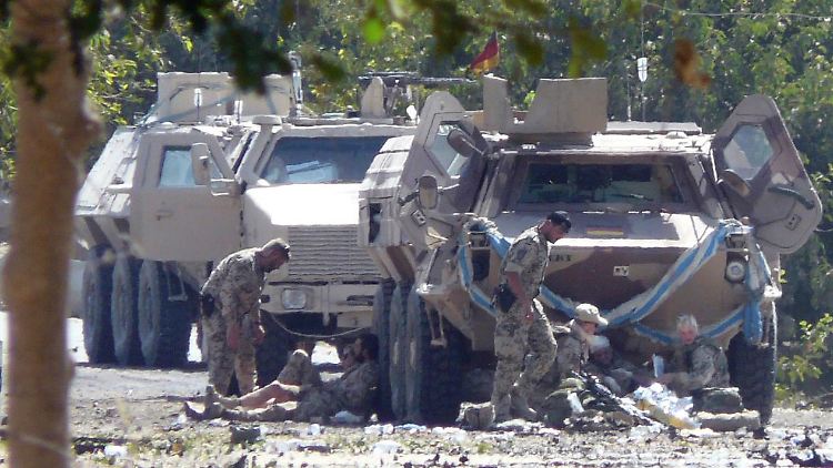 Deutsche Soldaten helfen Verletzten nach dem neuerlichen Selbstmordanschlag.