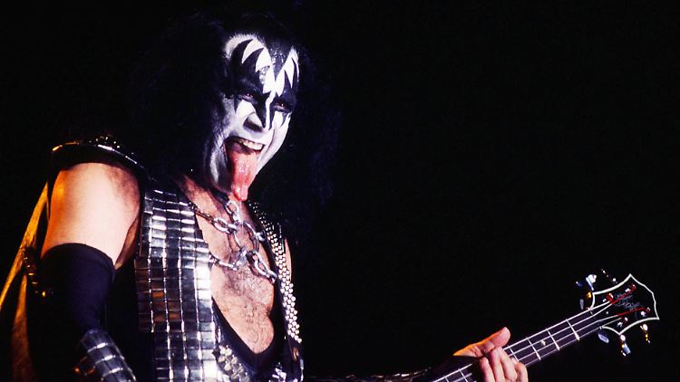 Gene Simmons hat Spaß bei der Arbeit. 