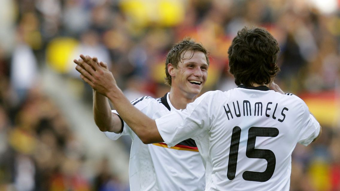 Sie sind zufrieden: Deutschlands Torschützen Benedikt Höwedes, links, und Mats Hummels.