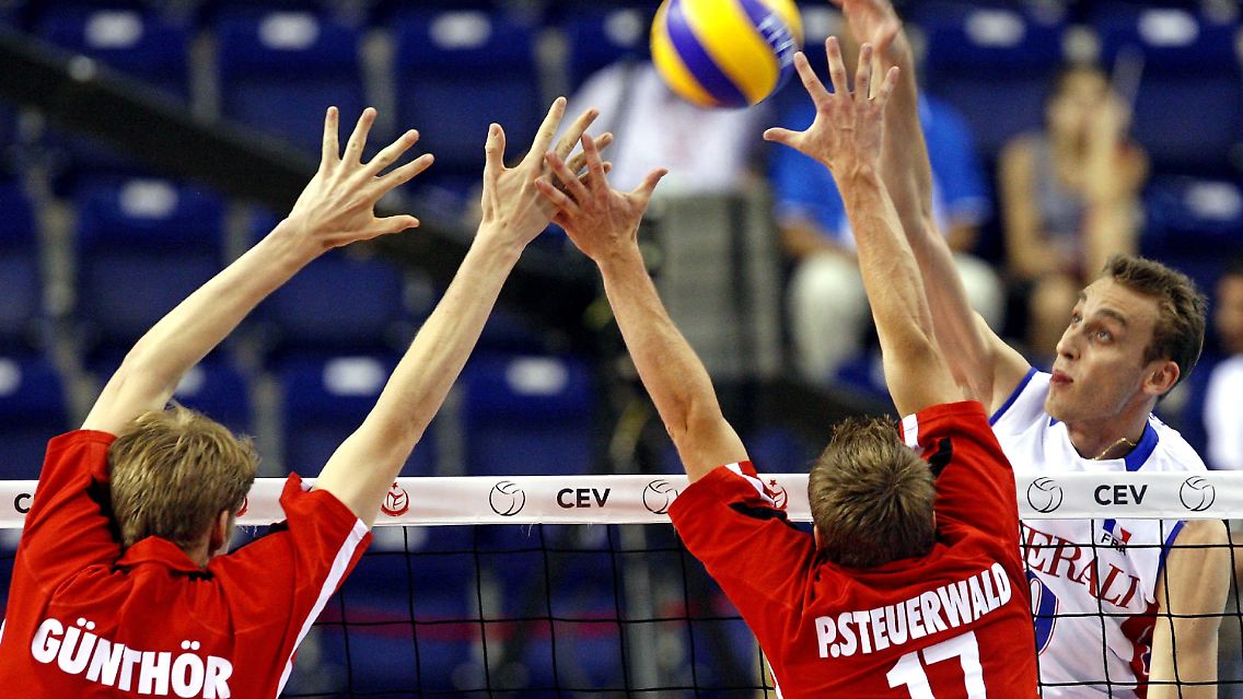 Frankreichs Guillaume Samica schmettert, die Deutschen Max Guenthoer und Patrick Steuerwald versuchen zu blocken.