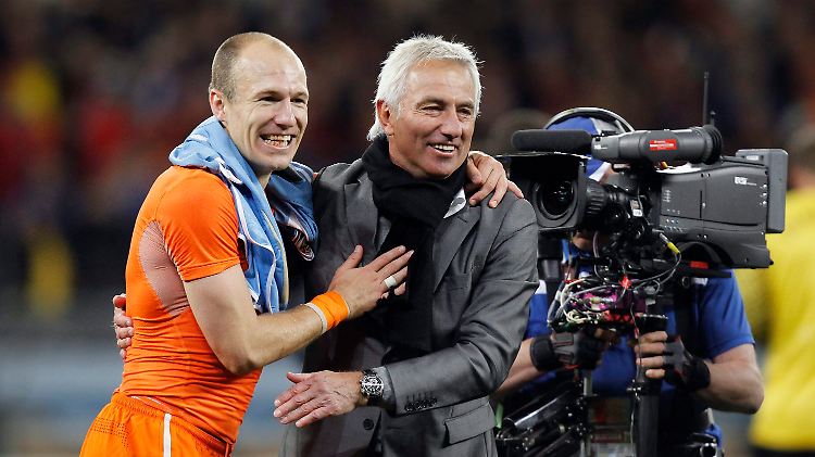 Bert van Marwijk mit seinem Dribbelkönig Arjen Robben. Beim jüngsten 0:3 fehlte der Bayern-Profi verletzt.
