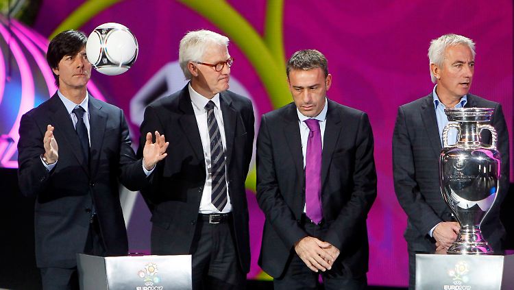 Bundestrainer Joachim Löw mit den Coaches der deutschen Gruppengegner (v.l.): Dänemarks Morten Olsen, Portugals Paulo Bento und dem Niederländer Bert van Marwijk. Das Mienenspiel verrät allenfalls gedämpfte Freude über die Auslosung.
