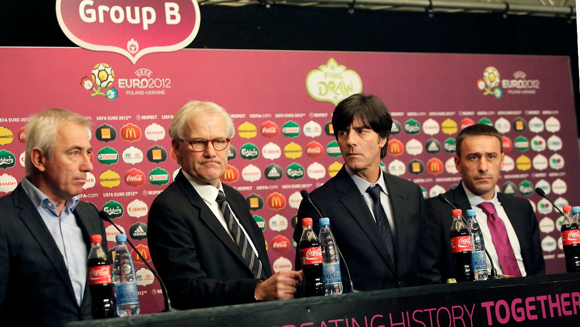 Plötzlich unentspannt: Bundestrainer Joachim Löw (2.v.r.) mit seinen ernüchterten Trainerkollegen in Gruppe B. Vorab hatte sich Löw auf jeden Gegner gefreut. Nun ist die Freude doch nicht so groß.