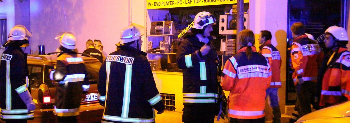 Die Feuerwehr löscht am 4. September 2010 einen Brand in Völklingen.