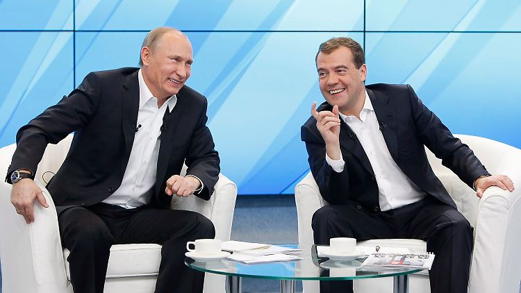 Siegesgewissheit im Doppelpack: Putin mit Zögling Dmitri Medwedew.