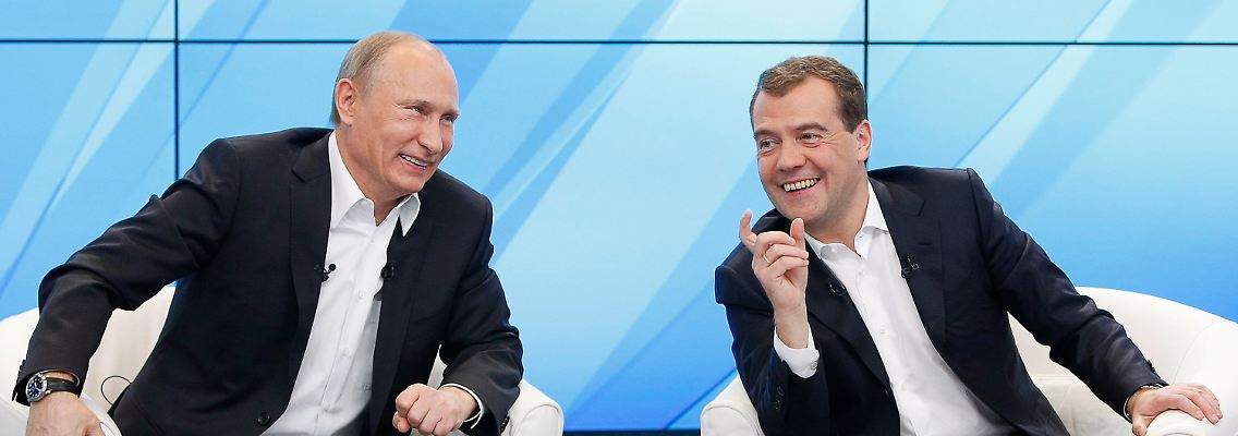 Siegesgewissheit im Doppelpack: Putin mit Zögling Dmitri Medwedew.