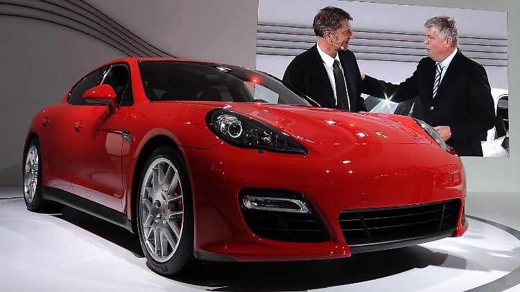 Pflichttermin auf der "LA Auto Show 2011": Detlev von Platen (l.) stellt zusammen mit Porsche-Entwickler Wolfgang Hatz den "Panamera" vor.