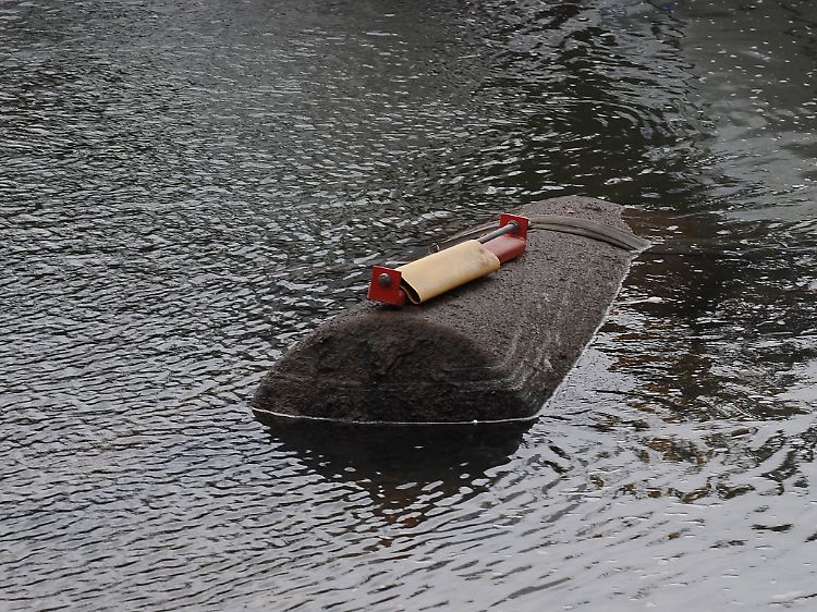 Harmlos sieht er aus, der Blindgänger im Rhein: Obenauf liegt ein Geräteteil, mit dem die Feuerwehr die genaue Lage der Bombe im flachen Wasser markiert hatte.