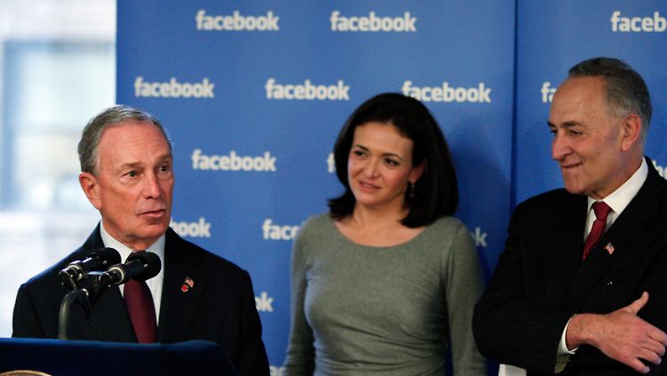 Bürgermeister Michael Bloomberg spricht: Sheryl Sandberg und US-Senator Charles Schumer (r.) schauen zu.