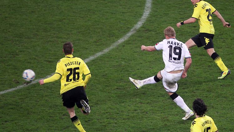 Mike Hanke bewahrt Gladbach vor einer iederlage im Gipfeltreffen und stürzt Dortmund vom Spitzenplatz.