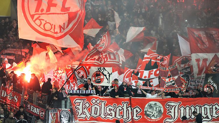 Kölner Fans brennen bei Spielbeginn Bengalische Feuer an.