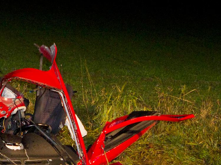 Feuerwehrleute stehen hinter einem Autowrack in Coesfeld. Bei einem schweren Verkehrsunfall sterben hier Anfang Dezember drei Menschen.
