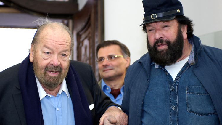 Der italienische Schauspieler Bud Spencer (l) und sein Double Klaus Löffler in Schwäbisch Gmünd. Der 82-jährige Bud Spencer, hatte in der Stadt das Freibad auf seinen Namen getauft.